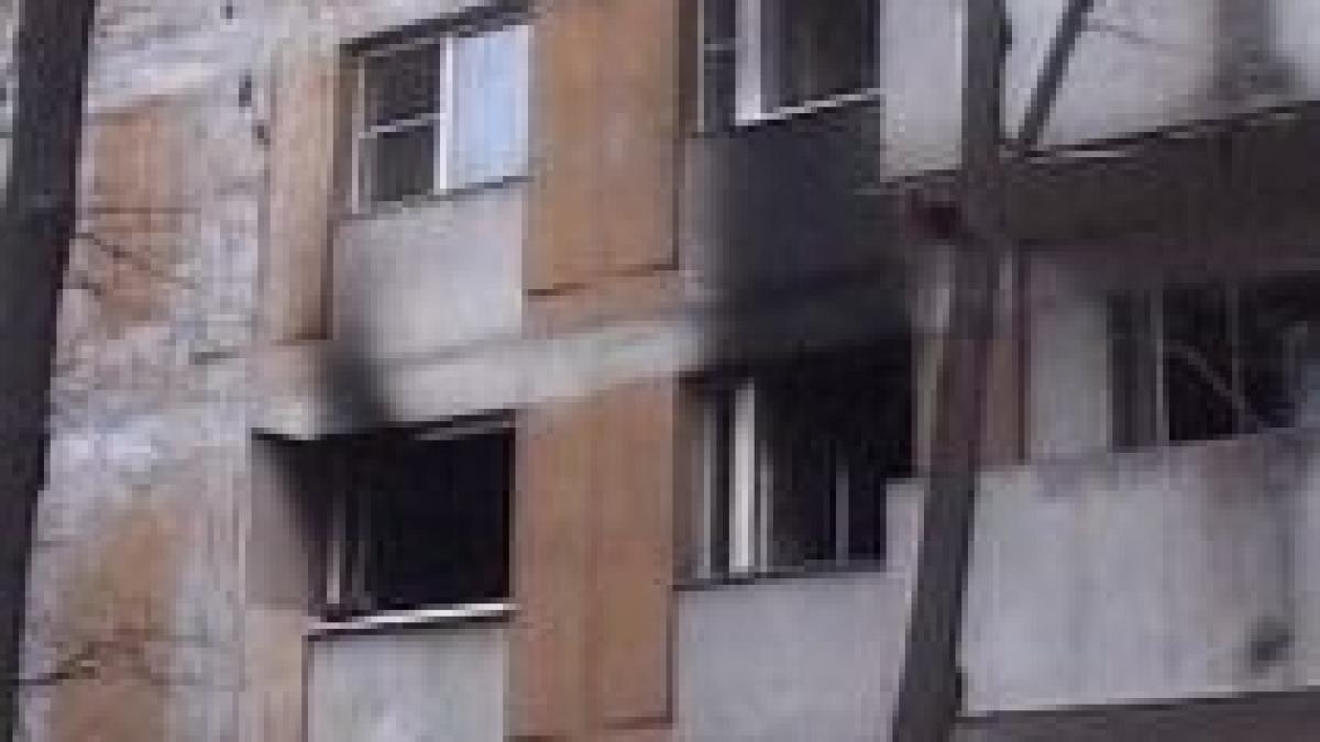 Bucureşti. O femeie şi-a salvat copiii din incendiu aruncându-i pe geam