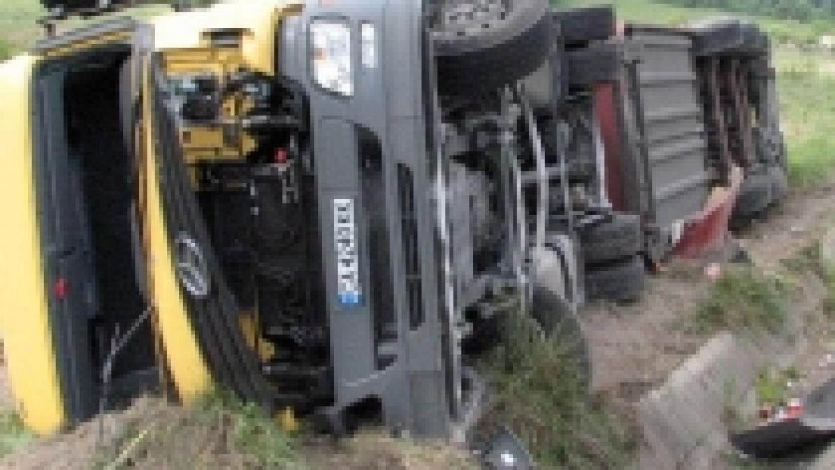 Circulaţia în zona Vămii Vărşand, unde s-a răsturnat un TIR, reluată parţial