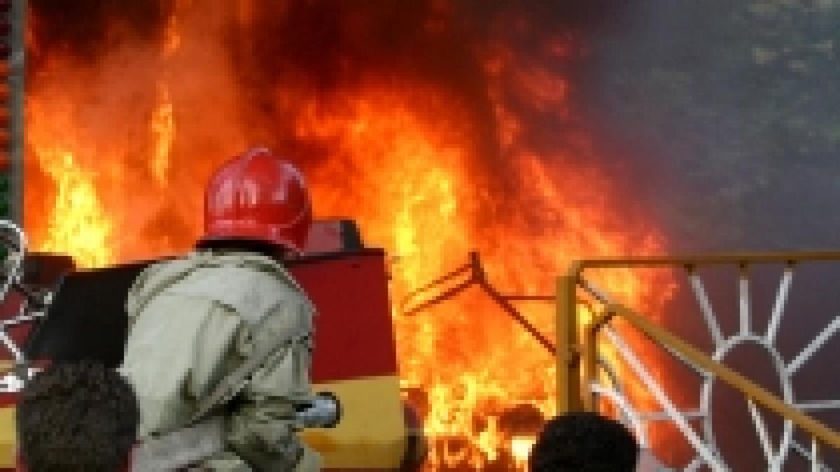 Opt morţi, între care şi trei copii, într-un incendiu în Rusia