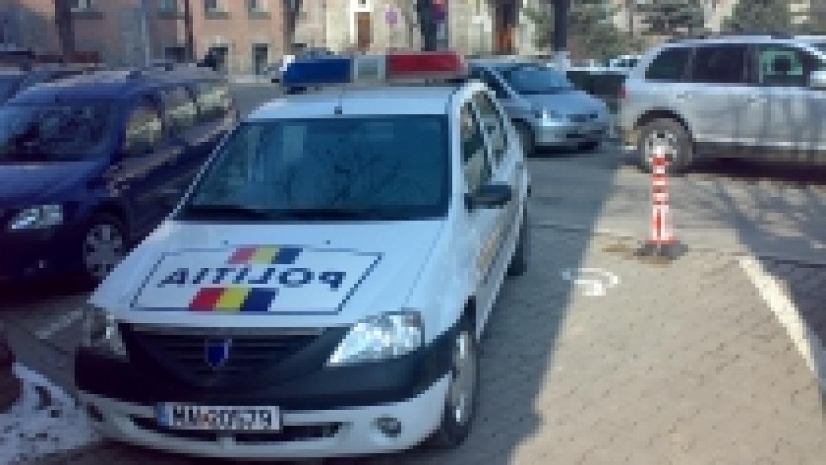 Maşină a poliţiei, parcată pe locurile speciale pentru handicapaţi (FOTO)