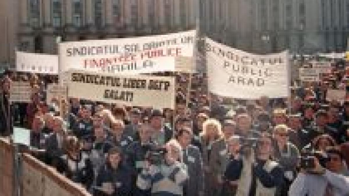 Funcţionarii publici intră luni în grevă de avertisment