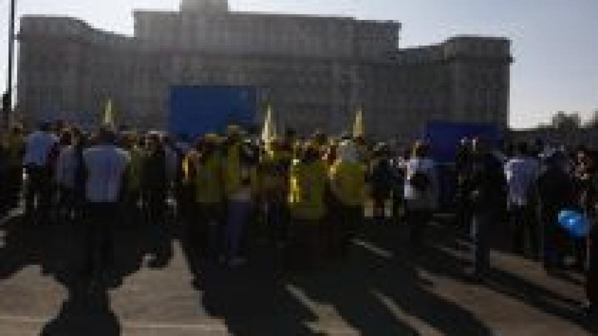 Profesorii ameninţă cu noi proteste dacă li se vor tăia sporurile 