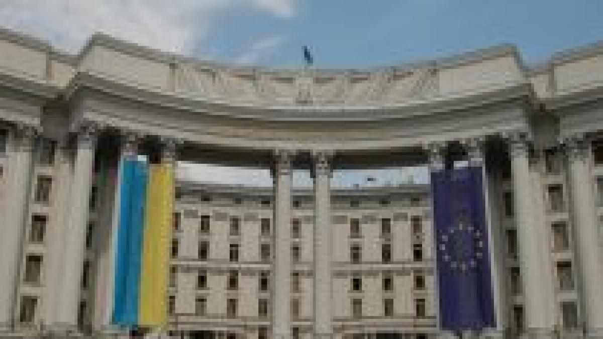 Războiul expulzărilor: Doi diplomaţi români de la Kiev ar putea fi trimişi în ţară