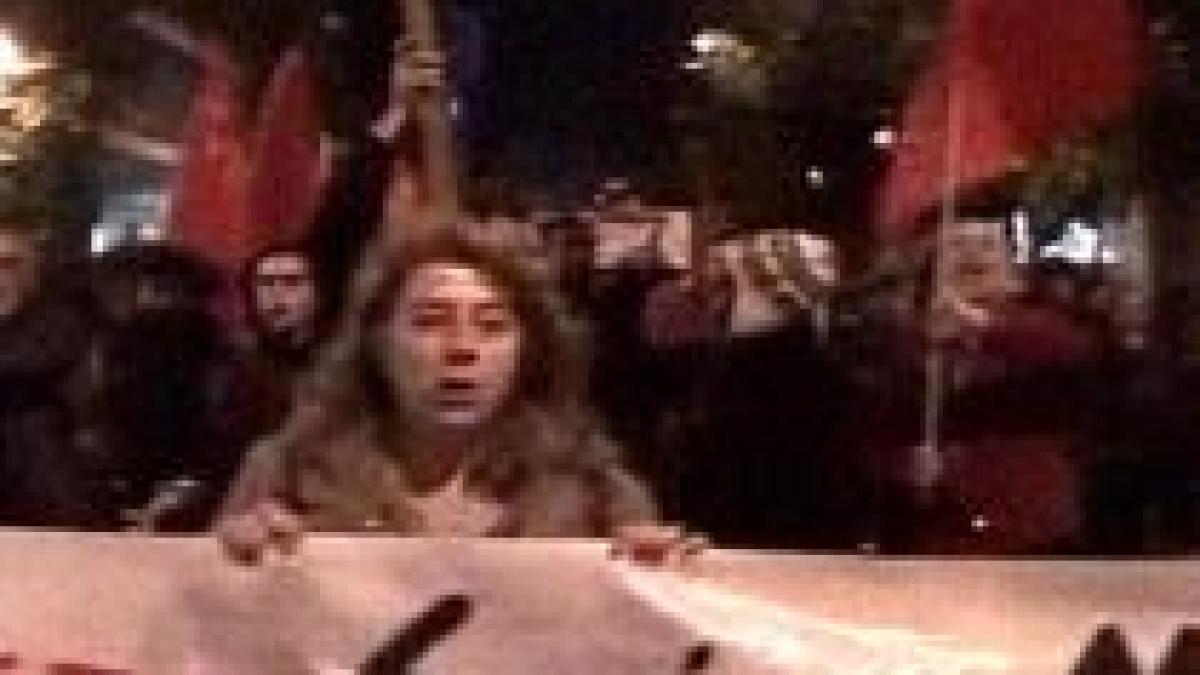 Noi violenţe în Grecia. Tinerii anarhişti au reluat conflictele cu poliţia, pe străzile Atenei
