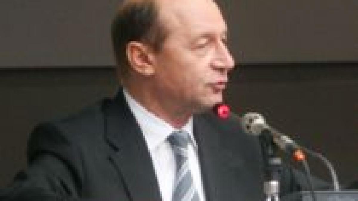 Băsescu, în Parlament: Criza economică este în egală măsură un risc dar şi o şansă