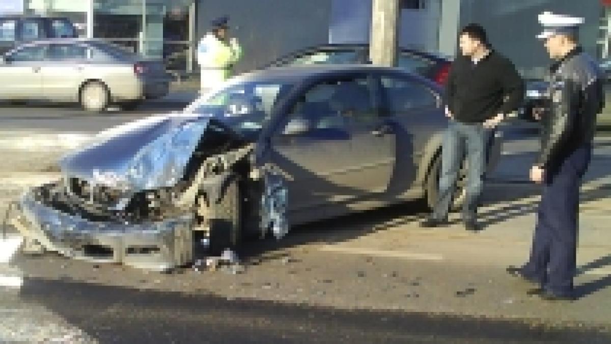 BMW serios avariat de un autocar al Armatei pe bulevardul Aerogării din Capitală (FOTO)