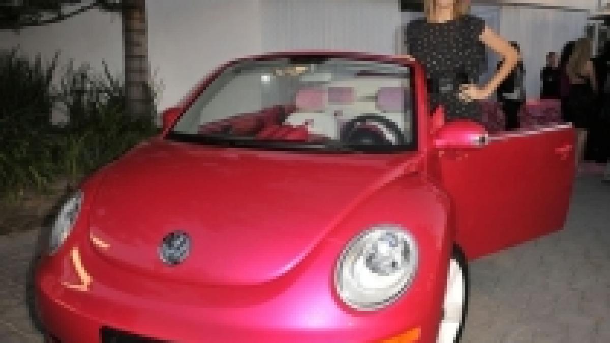 50 de ani de Barbie, sărbătoriţi printr-o ediţie specială Volkswagen Beetle (FOTO)