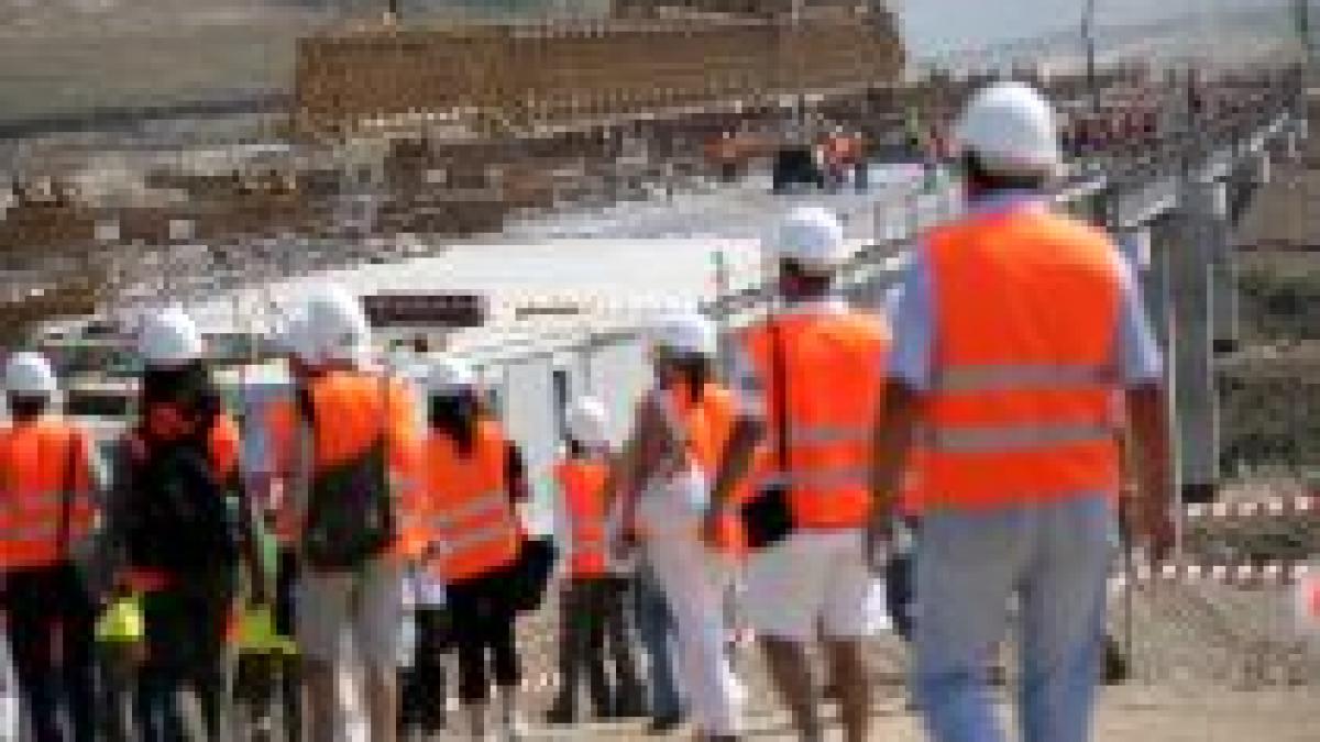 Angajaţii Bechtel acuză compania că dă în folosinţă o stradă ?defectă? şi periculoasă

