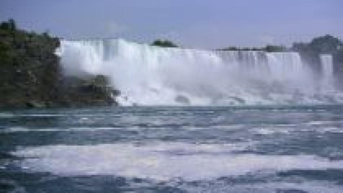 Salvare impresionantă, în Canada: Un bărbat a fost scos din Niagara, după ce s-a aruncat de la 50 de metri
