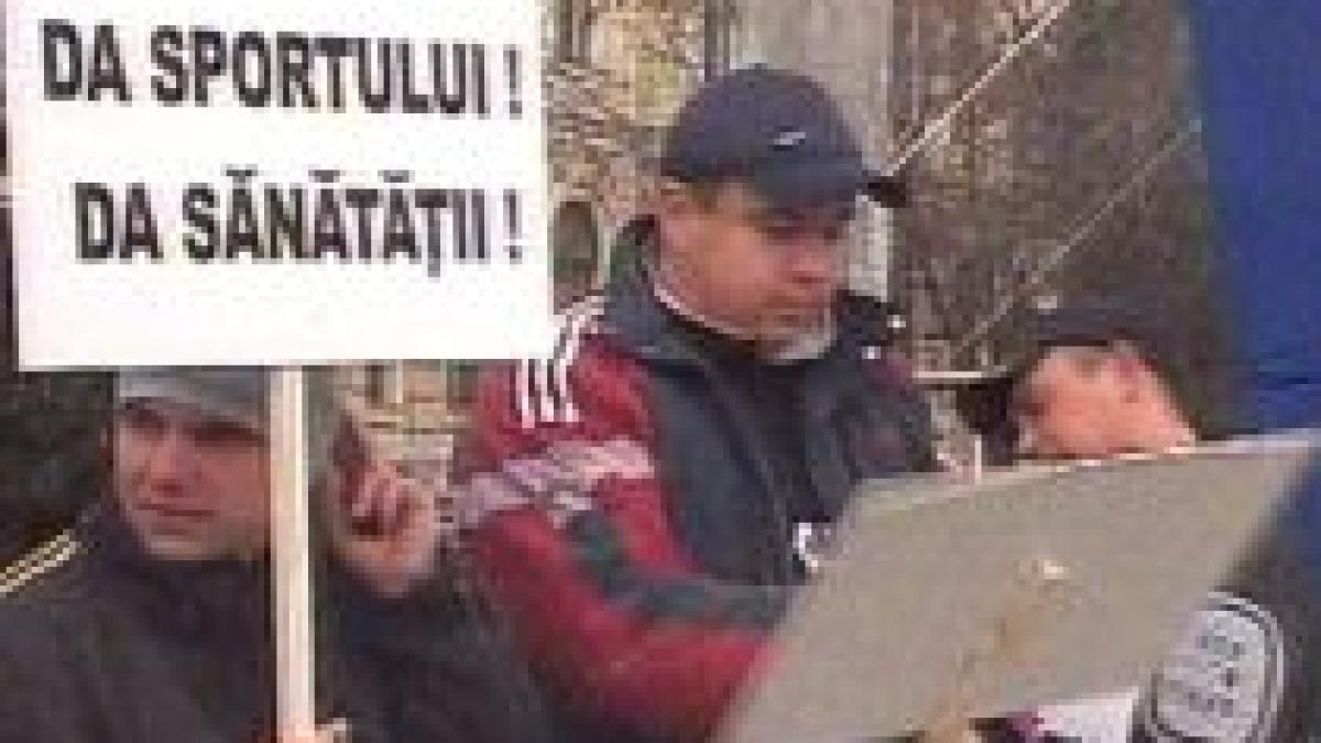 Piaţa Victoriei. Profesorii şi elevii protestează faţă de reducerea orelor de sport şi limbi străine