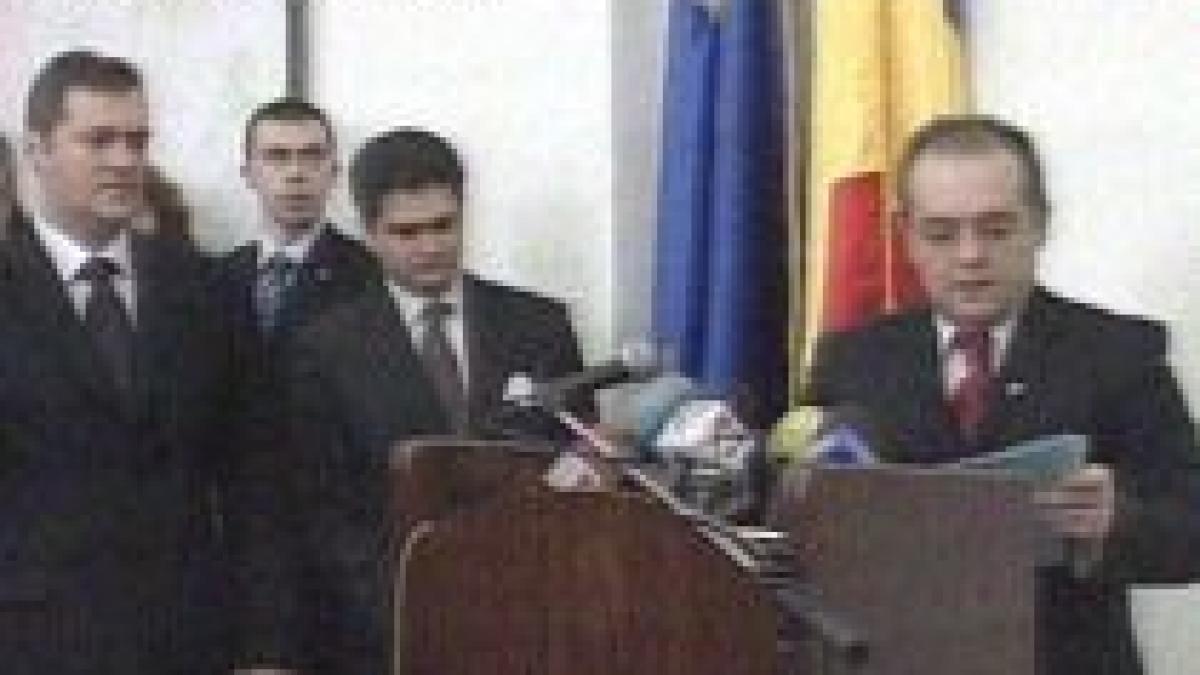 Emil Boc: "Există funcţionari publici care taie frunze la câini''