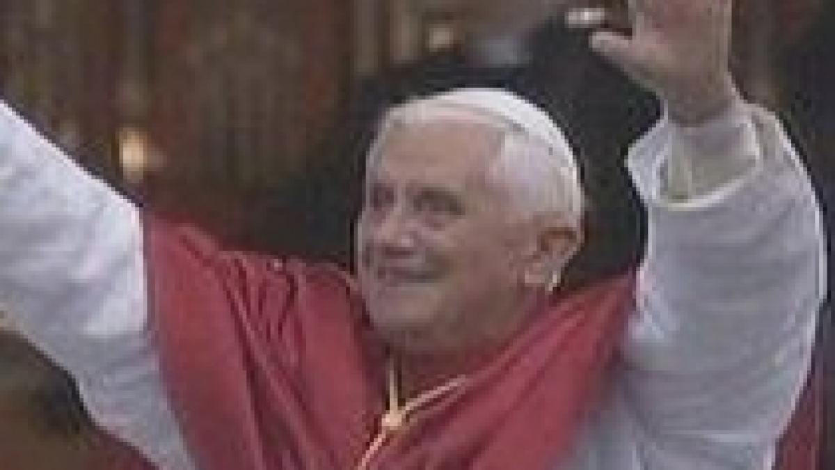 Papa Benedict al XVI-lea: Problema HIV/SIDA nu poate fi rezolvată prin distribuirea prezervativelor