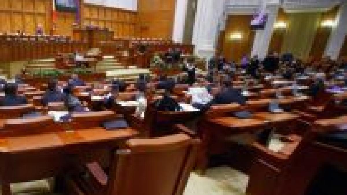 Angajaţii Camerei Deputaţilor, ocoliţi de criză: Biroul Permanent vrea să acorde prime de două milioane euro