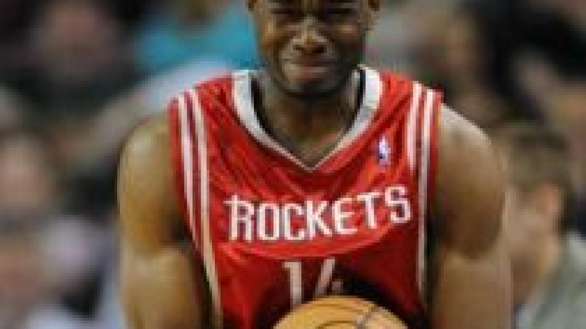 Baschetbalistul Carl Landry de la Houston Rockets, împuşcat în picior după victoria cu Hornets 95-84