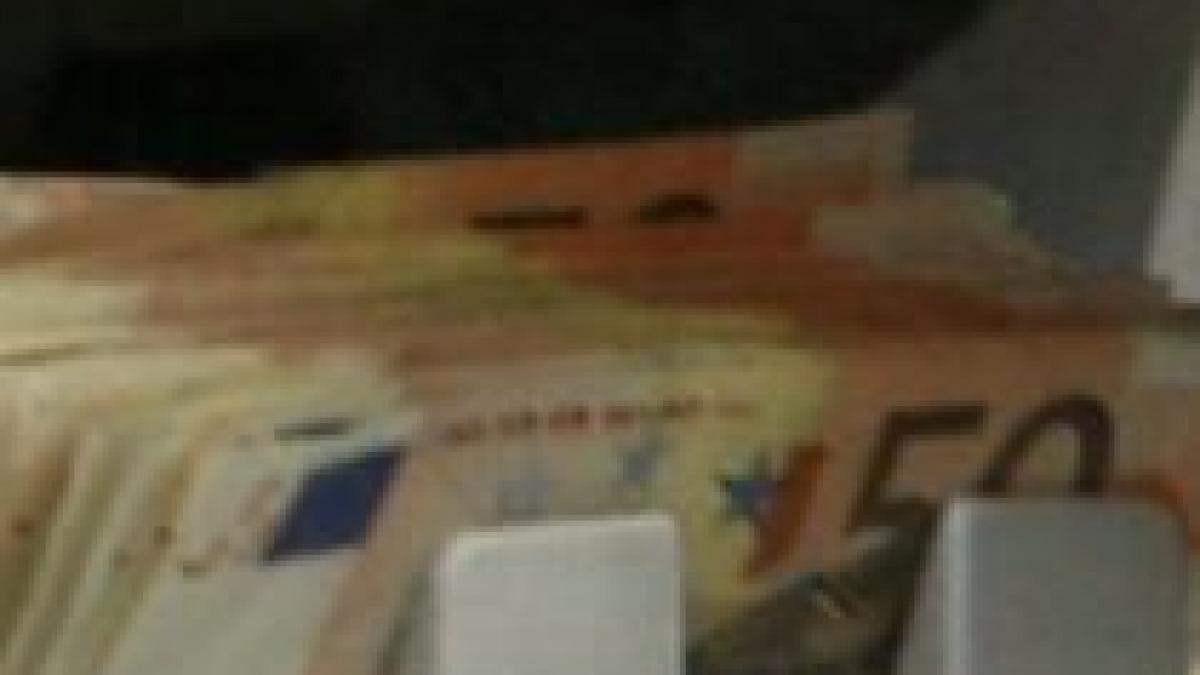 Atenţie la bancnotele de 50 şi 100 euro! Grupare de falsificatori, anihilată de poliţişti