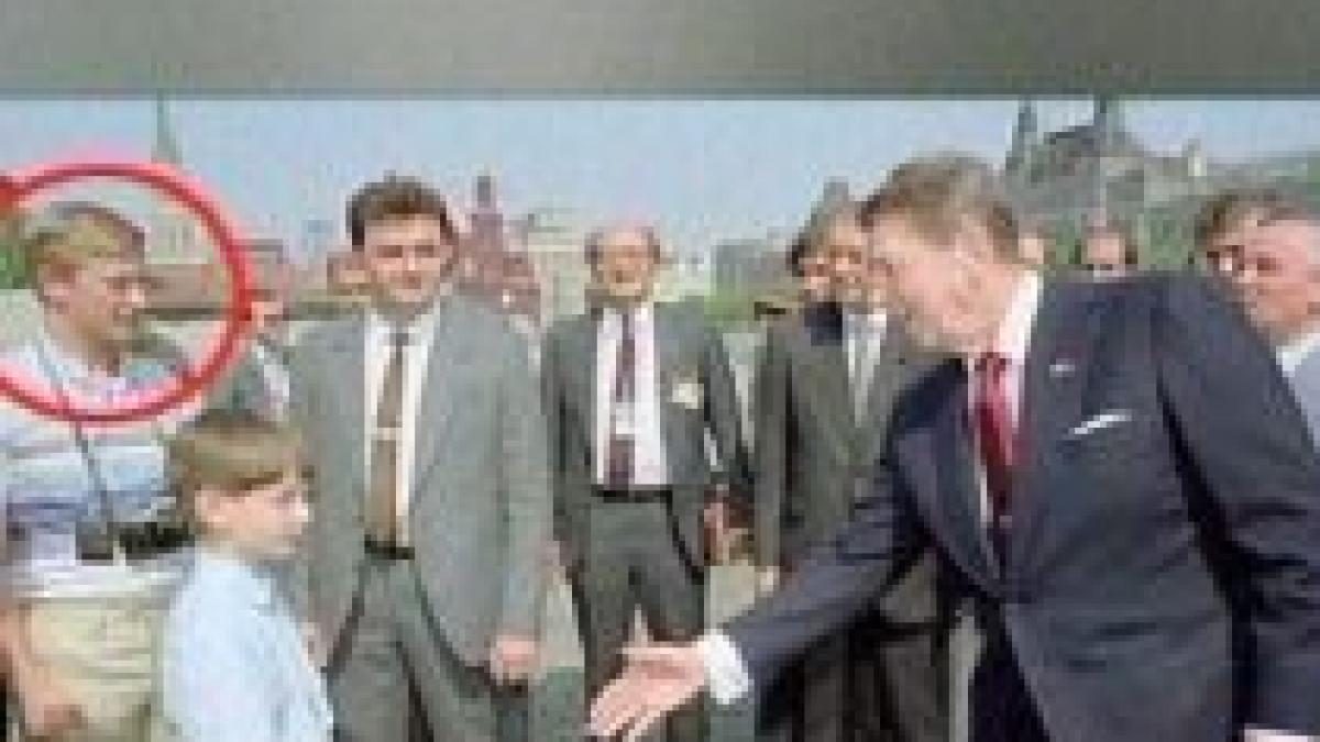 Putin apare deghizat în turist într-o fotografie din timpul vizitei lui Reagan la Moscova