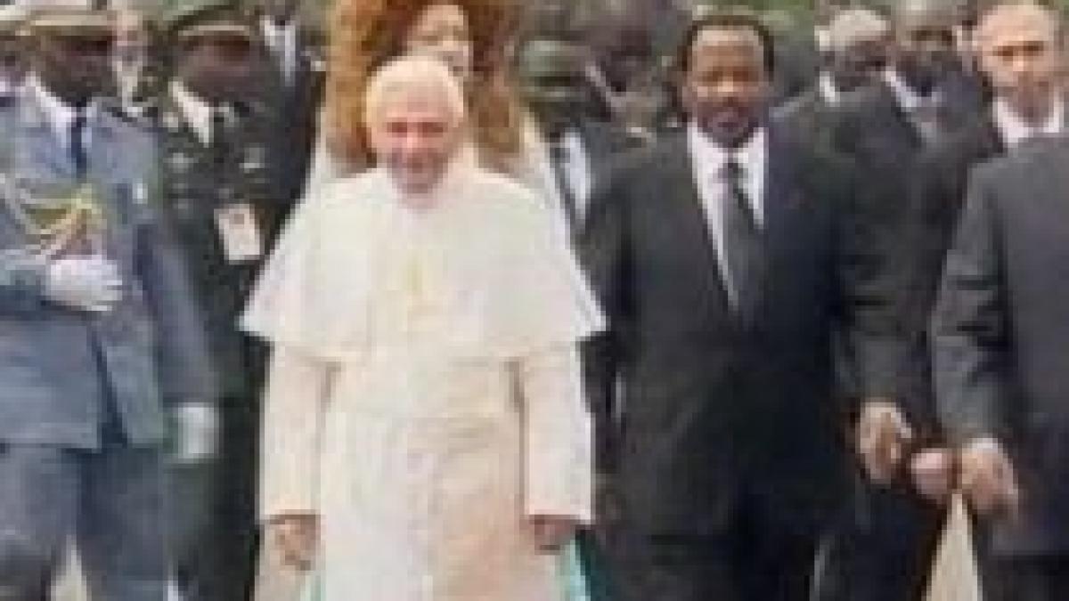 Papa Benedict al XVI-lea şi-a început vizita în Angola