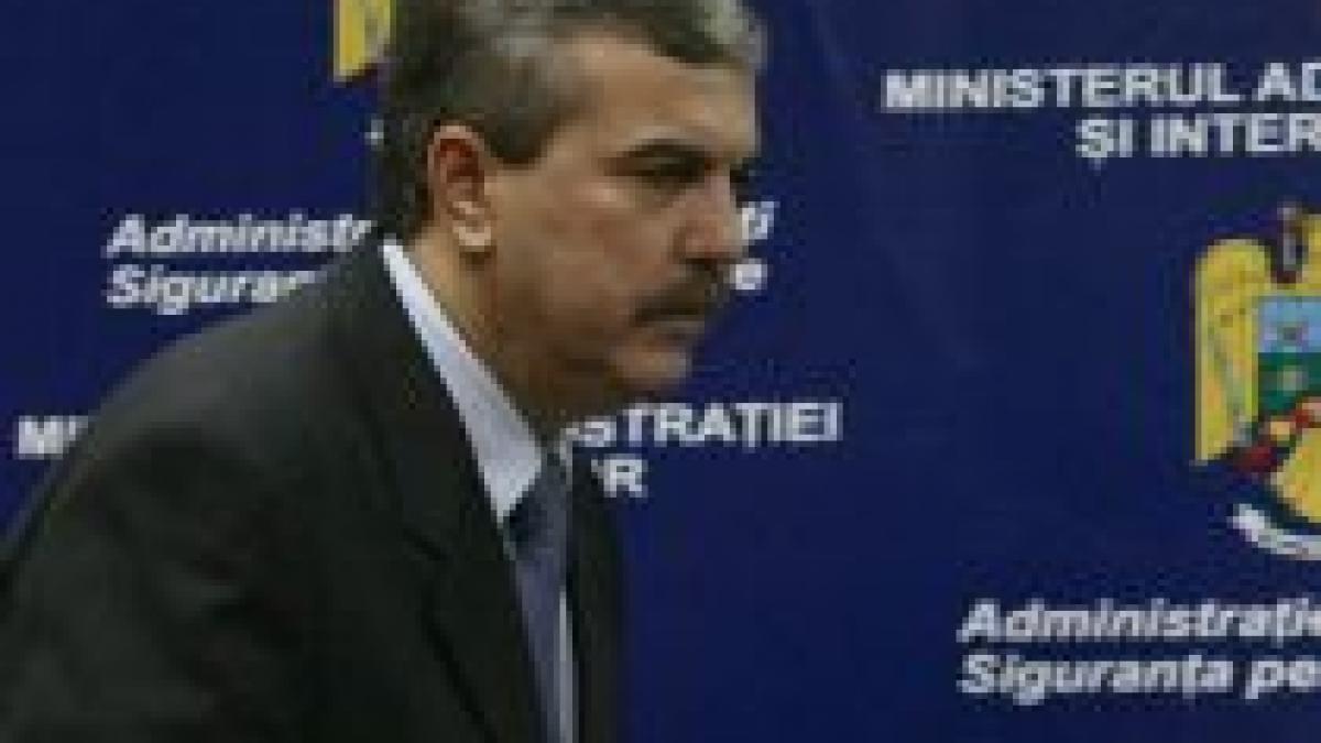 Nica: Poliţiştii nu trebuie să ezite să facă uz de armament

