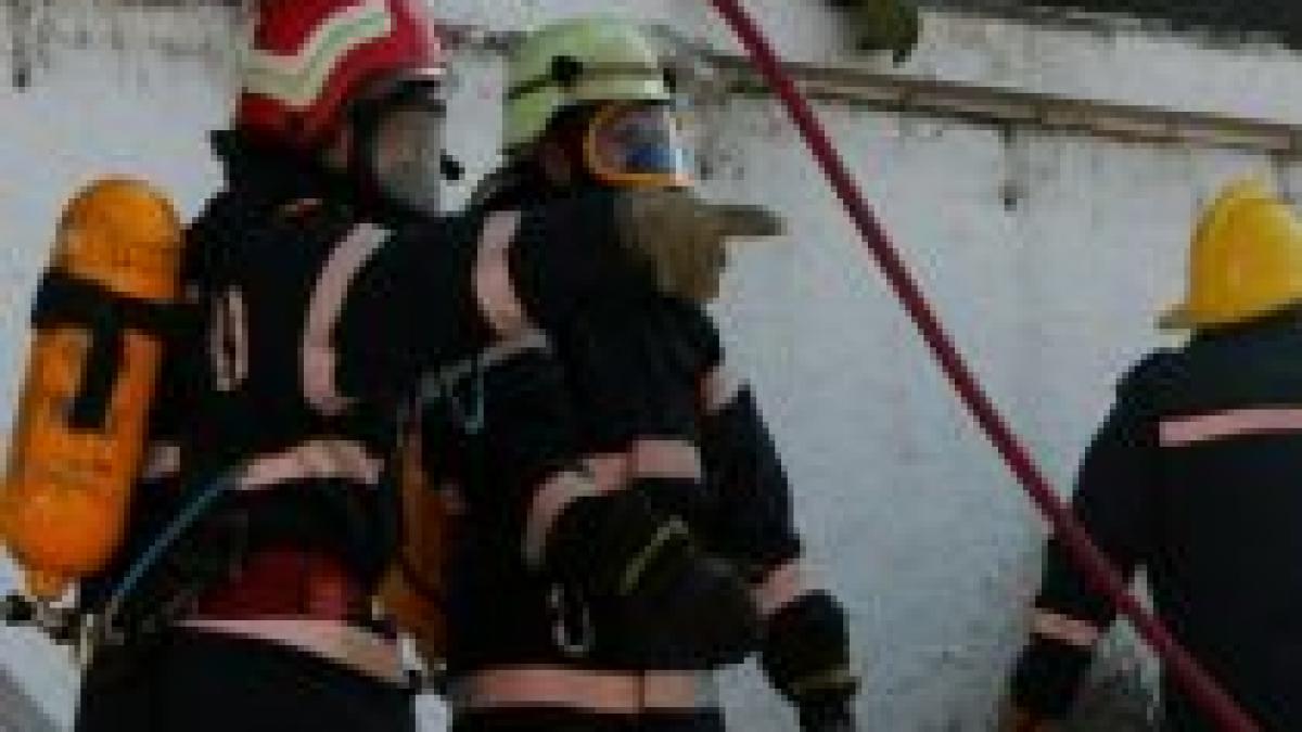 Incendiu în Capitală, izbucnit la o cisternă care alimenta staţia GPL a unei benzinării