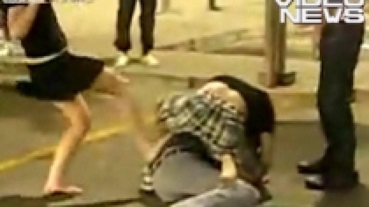 Un bărbat, bătut crunt de doi băieţi şi o fată, în faţa camerei de filmat (VIDEO) 