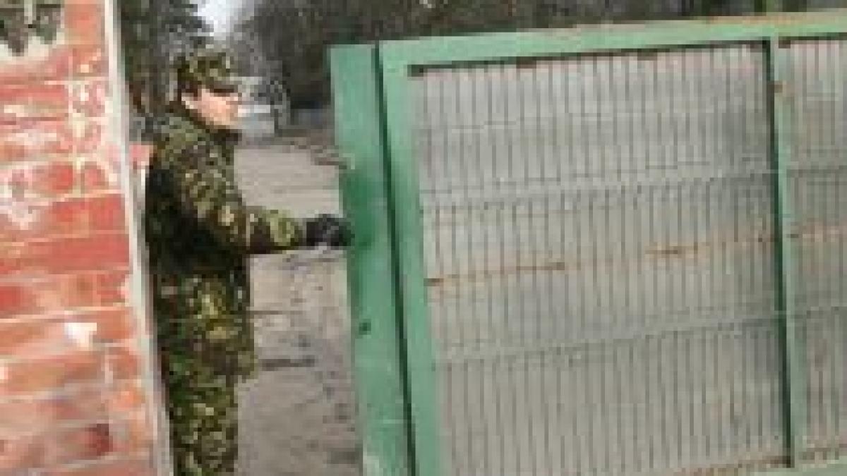 Un militar a ajuns în stare gravă la spital, după ce i-a explodat în mâini o capsă electrică