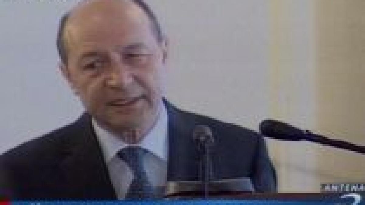 Băsescu îi critică pe funcţionarii publici: "Avem o problemă de calitate"