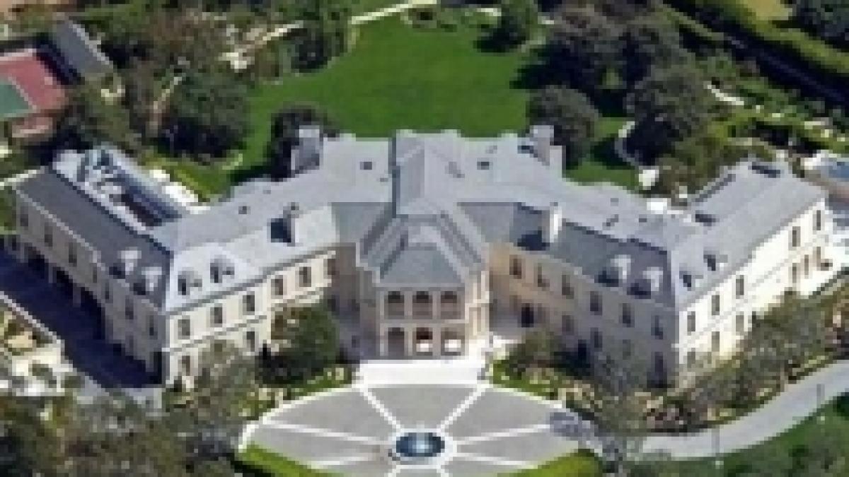 Casa lui Aaron Spelling, creatorul serialului "Beverly Hills 90 210", scoasă la vânzare