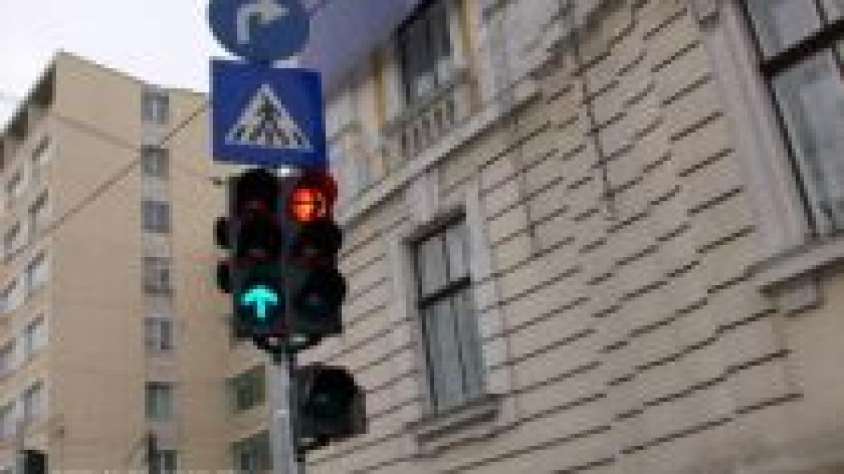 Intersecţie românească. Ce regulă respecţi când sunt prea multe semne? (FOTO)