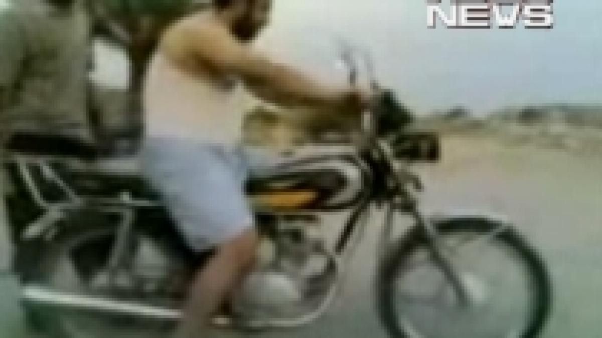 Nu vă urcaţi pe motocicletă dacă nu ştiţi care e frâna (VIDEO)