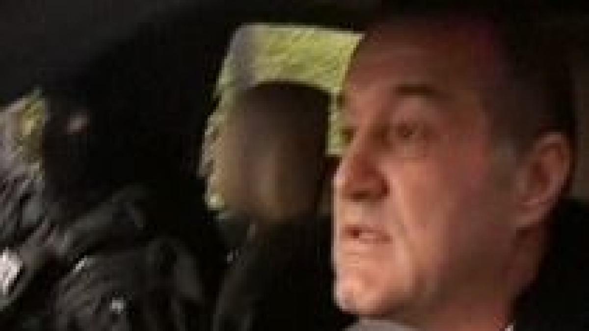 Cine conduce pe cine la Poliţie? Gigi Becali, "escortat" de patru dube şi-un mascat (VIDEO)