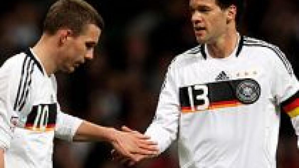 Lukas Podolski, amendat cu 5.000 de euro după ce l-a pălmuit pe Ballack (VIDEO)