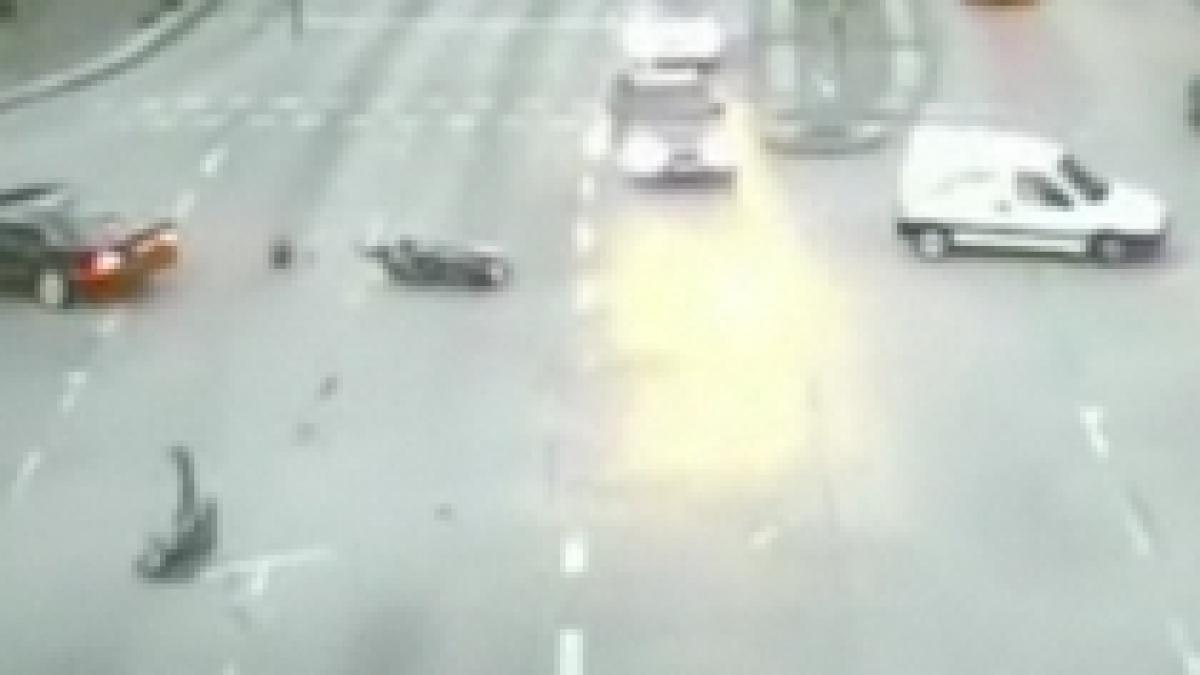 Accident de circulaţie impresionant, filmat într-o intersecţie din Hamburg (VIDEO)