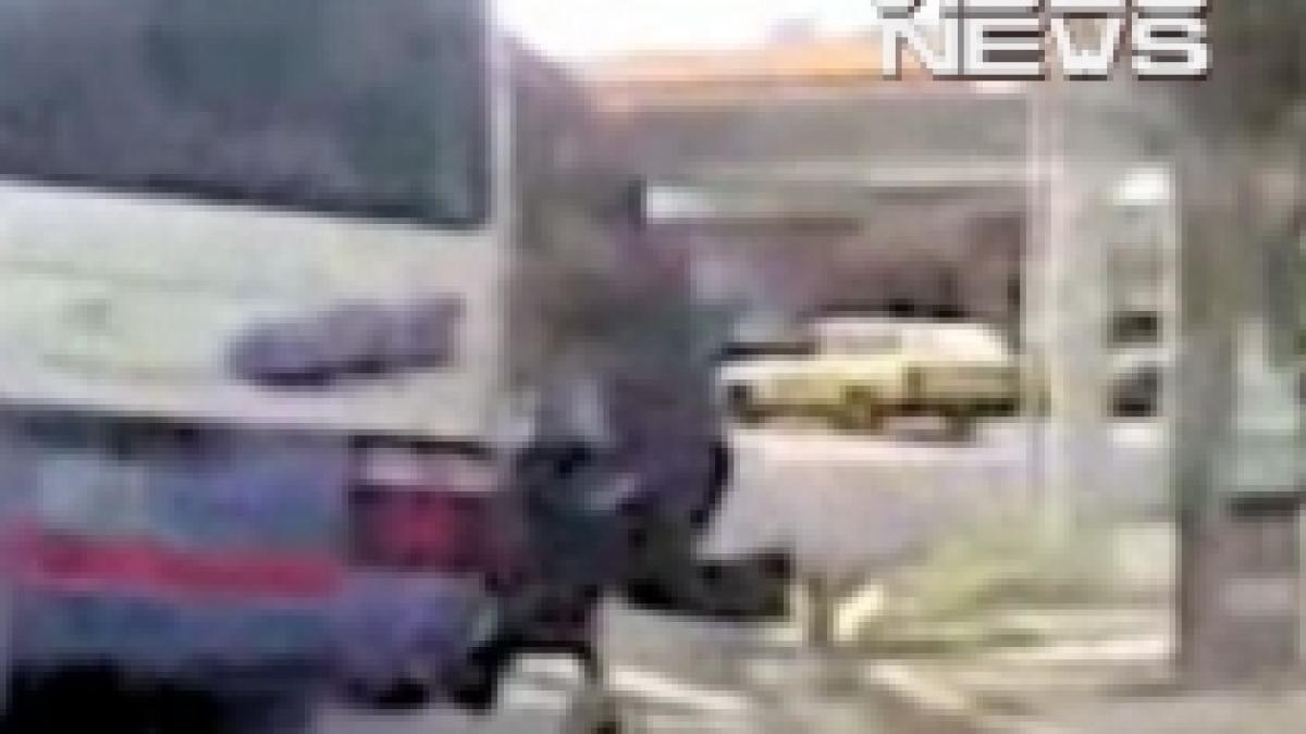 Sport extrem: Cum se circulă cu autobuzul în San Salvador (VIDEO)