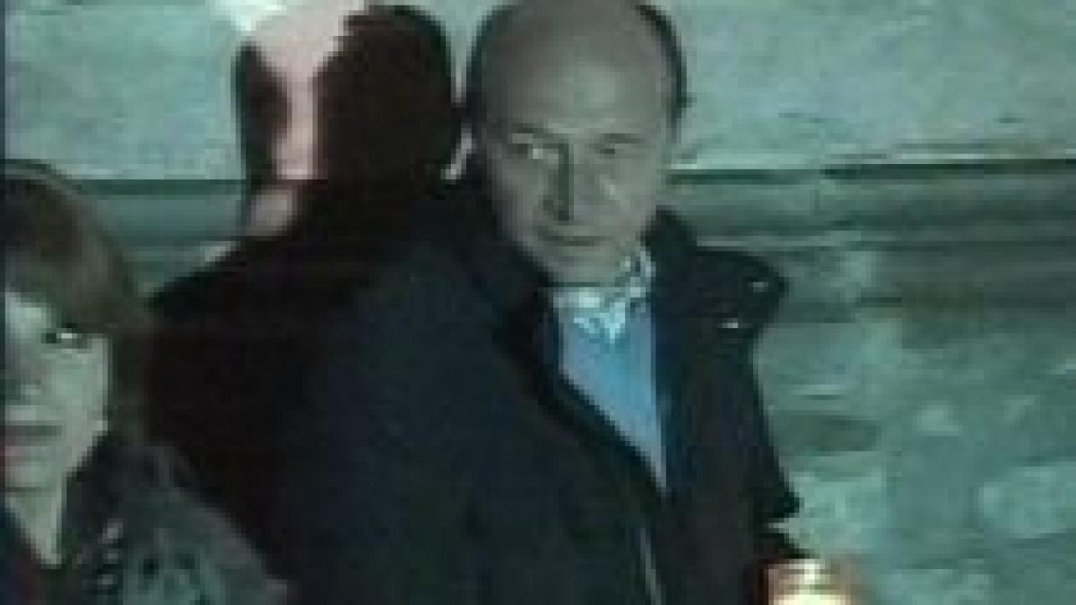 Traian Băsescu a luat lumină de la Mănăstirea Humorului. Geoană, de la malul mării (VIDEO)