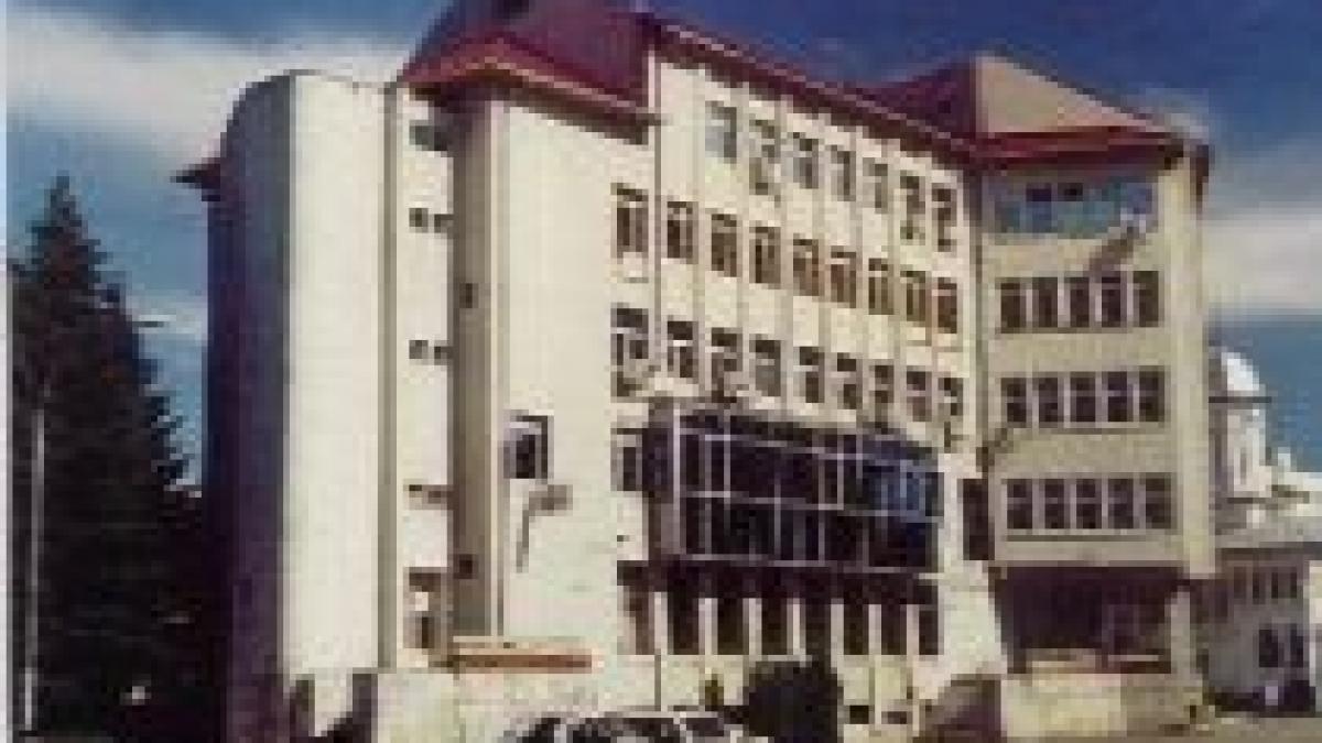 Directorii SNLO, îngropată în datorii, se plimbă în maşini de lux