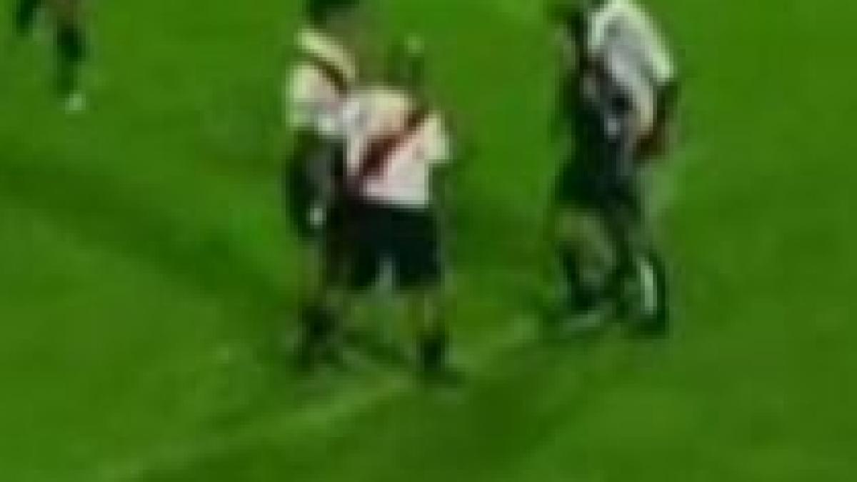 Sânge latin: bătaie pe cinste între fotbalişti, arbitri şi spectatori în Argentina (VIDEO)