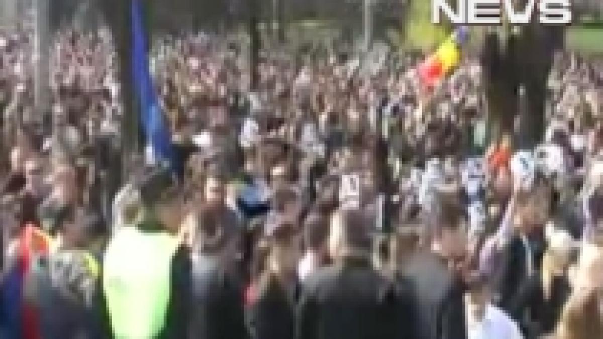 Violată de poliţişti pentru că a participat la protestele din Republica Moldova (VIDEO)