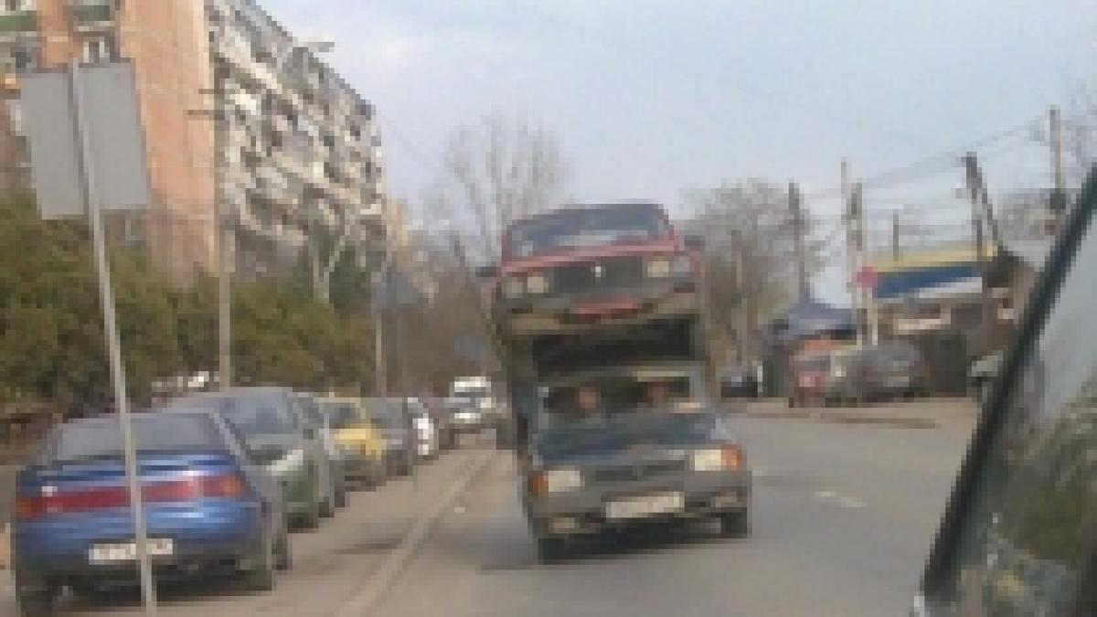 Cu Dacia supraetajată prin Bucureşti (FOTO)