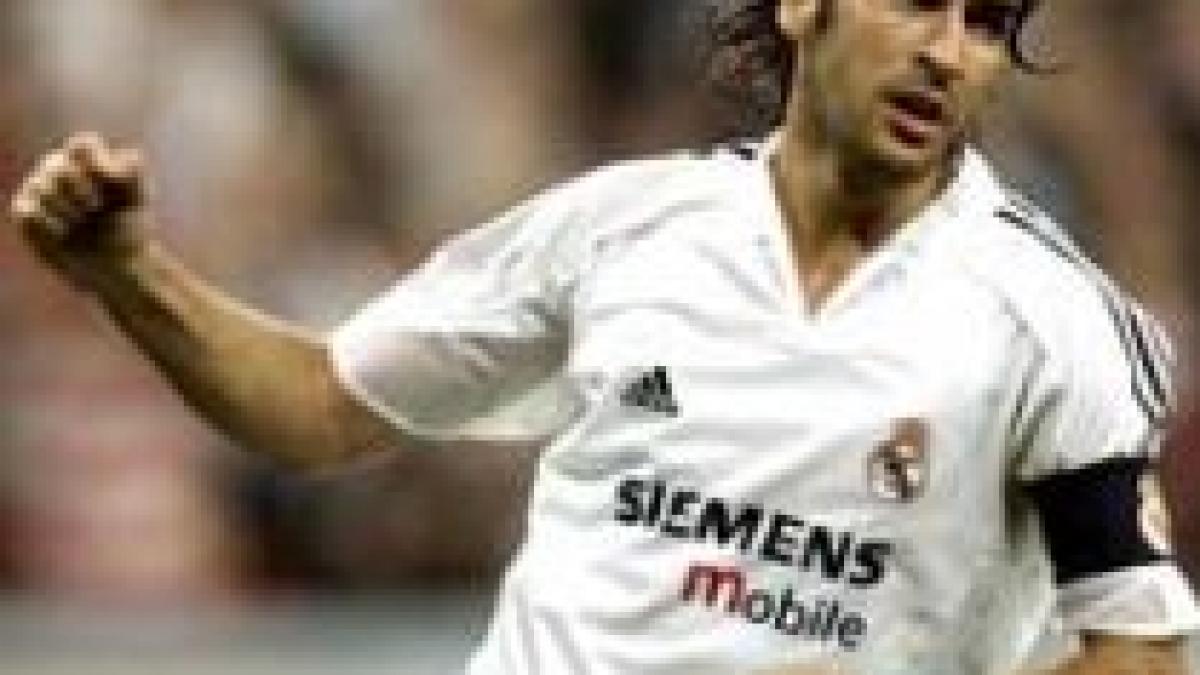 Sevilla ? Real Madrid 2-4. Hattrick pentru Raul şi ?galacticii? se apropie de Barca (VIDEO)