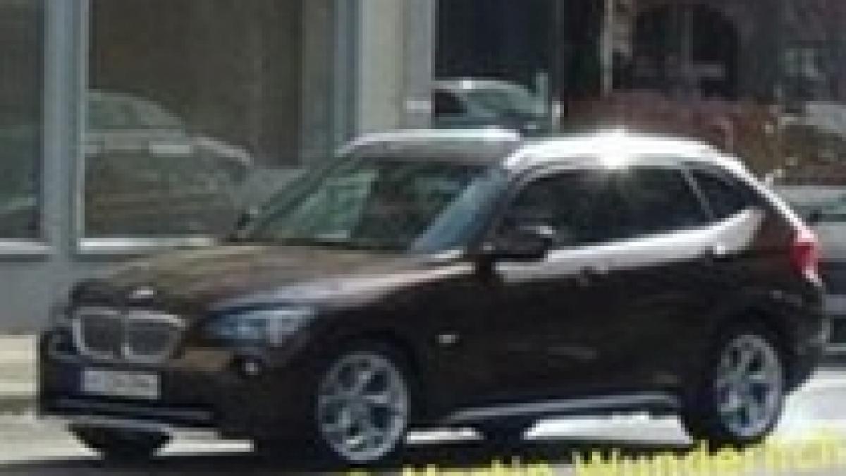 BMW X1, modelul de serie, surprins fără camuflaj în timpul unei şedinţe foto (FOTO)