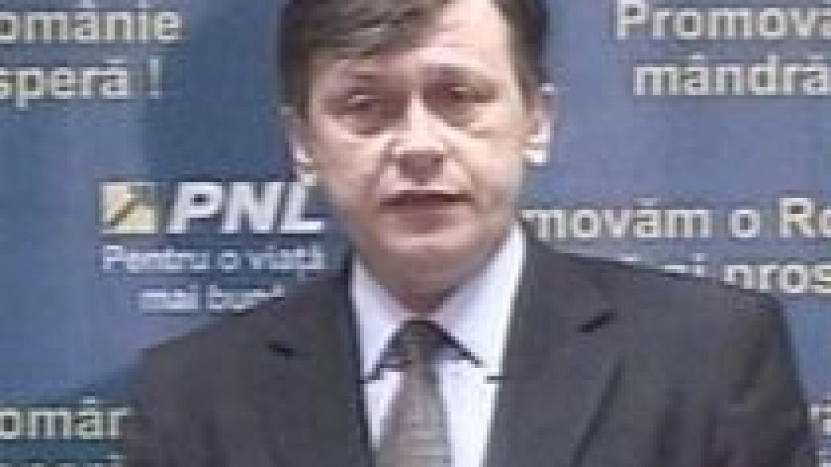 Crin Antonescu: "Domnul Băsescu se veseleşte, Udrea învaţă să încalece cai. Asta oferă actualii guvernanţi" (VIDEO)
