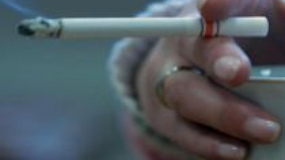 Studiu: Fumătoarele, mai expuse riscului de apariţie a cancerului pulmonar decât bărbaţii