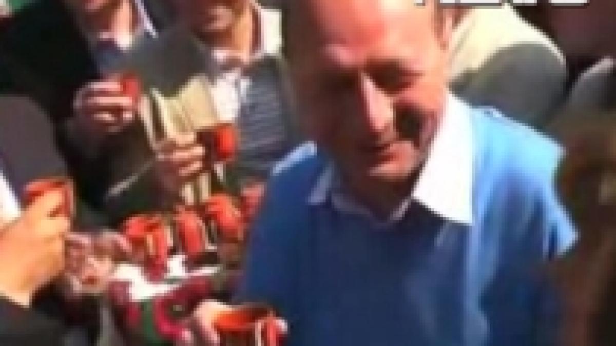 Traian Băsescu, stânjenit de jurnalişti: ?Lăsaţi camerele, ca să beau ţuica asta!? (VIDEO)