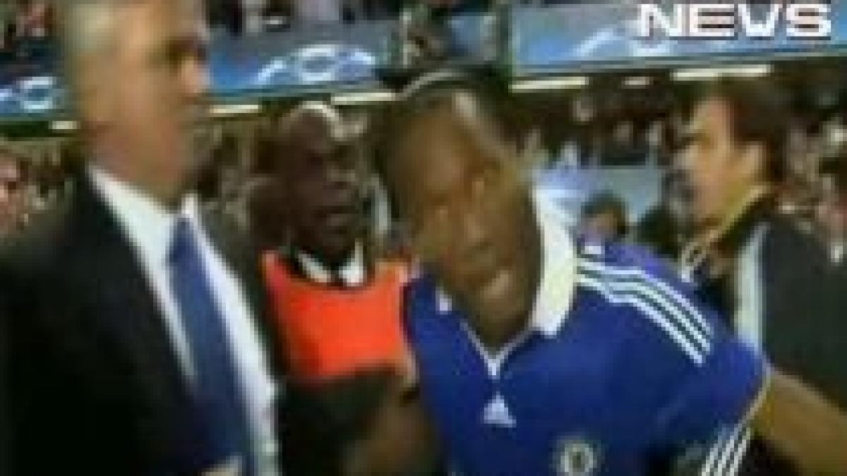 Drogba ar putea fi suspendat de UEFA, după ce l-a înjurat pe arbitrul partidei Chelsea - Barcelona (VIDEO)