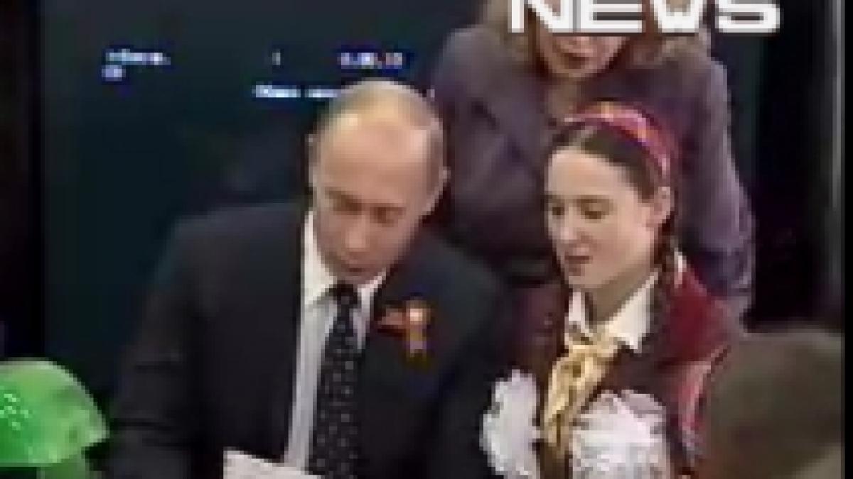 Putin şi-a dezvăluit talentul muzical. Premierul a cântat alături de o elevă (VIDEO)