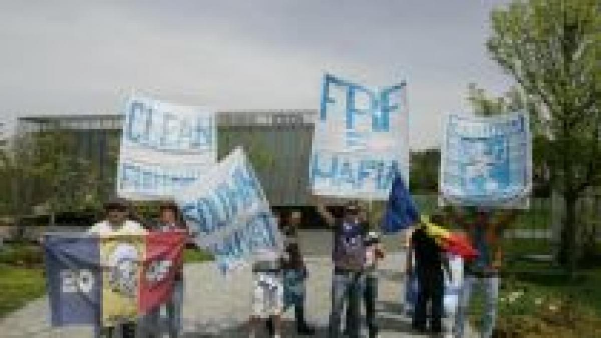 Speriaţi că ar putea retrograda, suporterii "U" Craiova au mers în Elveţia la sediul FIFA să protesteze