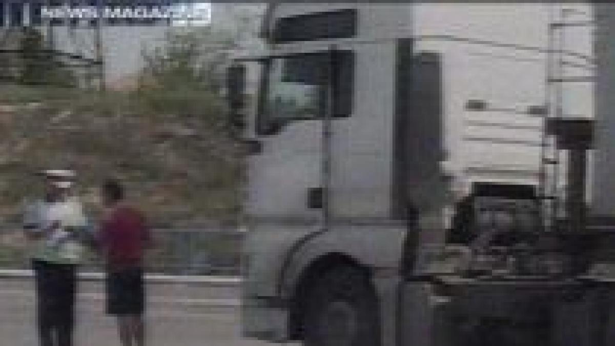 Control pe Autostrada Soarelui. Poliţiştii verifică actele şoferilor de TIR