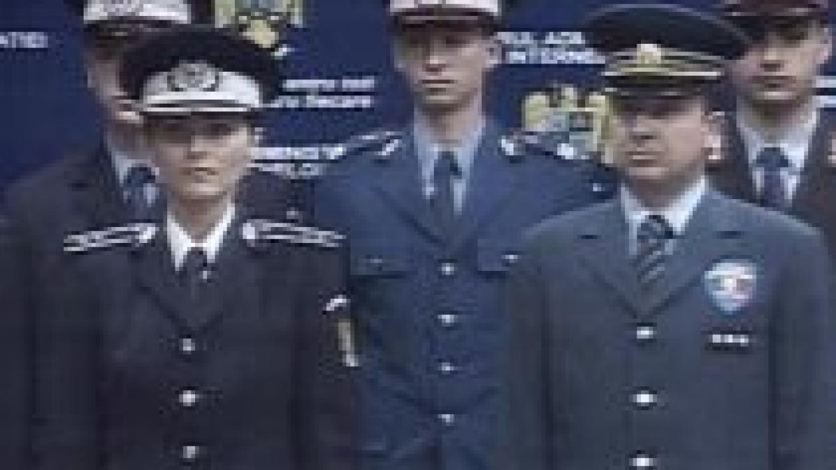 Poliţiştii îşi schimbă uniformele: Noile echipamente, prezentate la sediul MAI (VIDEO)