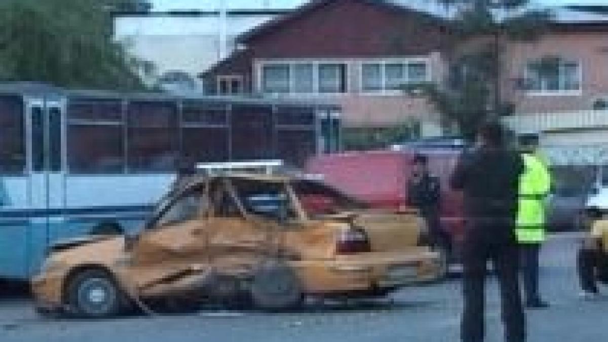 Taximetrist, în stare gravă după ce s-a ciocnit cu o maşină a Poliţiei