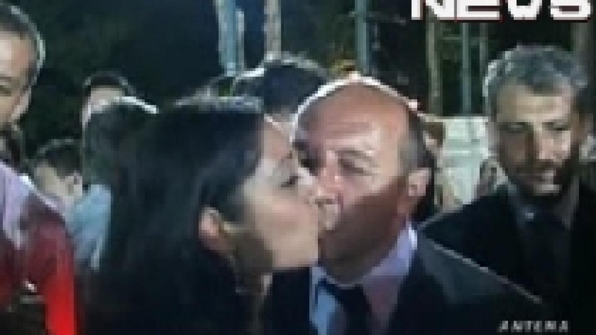 Gesturi tandre între Traian Băsescu şi o tânără de etnie romă (VIDEO)